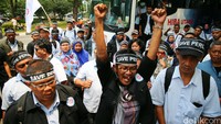 Demonstran berorasi di depan kantor Kementerian BUMN.