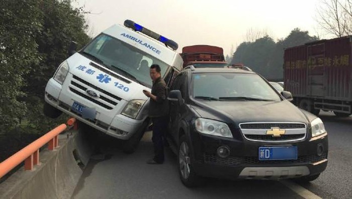 Laju Dipotong Mobil Lain, Ambulans Ini Nangkring di Pembatas Jalan