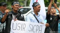 Demonstran membawa poster-poster tuntutan.