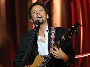 Sweet! Jason Mraz Berlutut Berikan Terapi Musik untuk Anak di RS