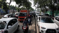 Arus arus lalu di Jalan Lenteng Agung macet panjang, Selasa (19/1/2016). Pool/Lamhot Aritonang/detikFoto.