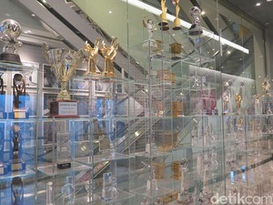 Melihat dari Dekat Piala-piala Penghargaan untuk Artis SMTOWN