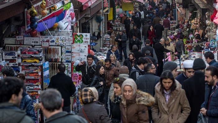 Grand Bazaar merupakan pasar tradisional termegah dan tertua di Turki. Letak pasar ini berada di Kota Istanbul, dengan 3.000 kios yang menjual aneka barang-barang menarik.