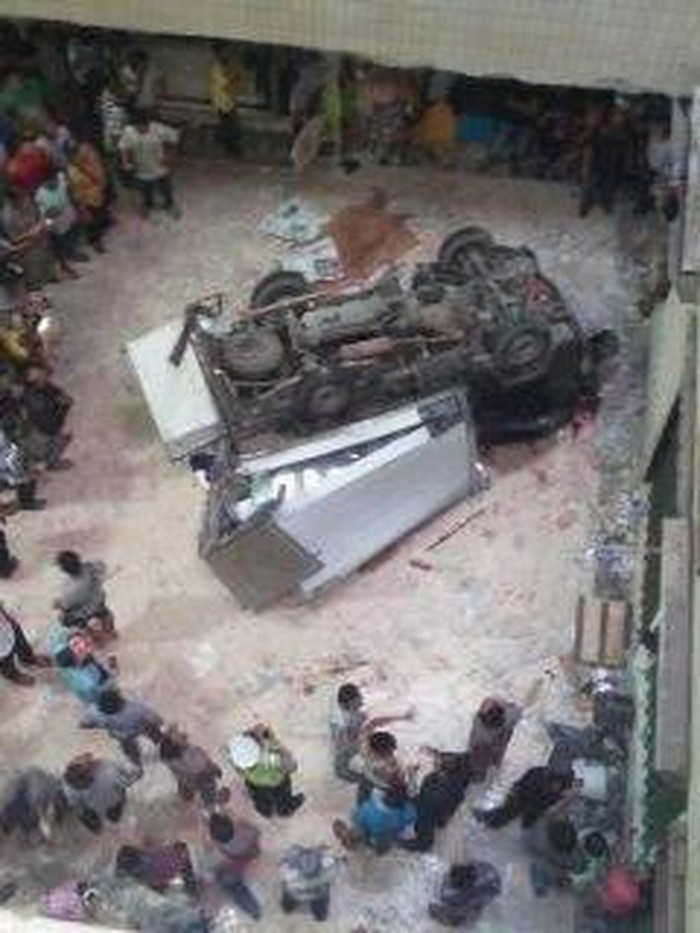 Mobil Boks Terjun Bebas dari Lantai 3 Pasar Cipulir