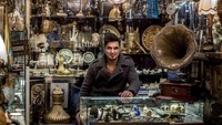 Selain kain bermotif cantik dan keramik, traveler juga bisa mampir ke kios barang antik milik Timur Yildirim. Traveler bisa berburu aneka benda unik, yang pastinya tidak bisa didapatkan di tempat lain selain di Grand Bazaar, Turki. Pool/Chris McGrath/Getty Images.