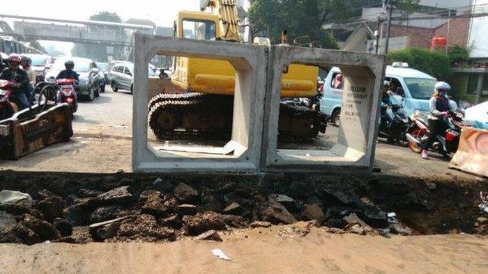 Ada Perbaikan Gorong-gorong, Perempatan Matraman Arah Salemba Macet