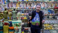 Tak ketinggalan, traveler mesti mampir ke kios milik Huseyin Erdogan. Dia menjual aneka keramik bermotif cantik yang bisa traveler jadikan suvenir sebagai tanda pernah berkunjung ke Grand Bazaar Turki. Pool/Chris McGrath/Getty Images.