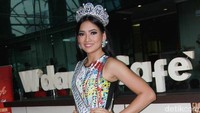 Puteri Indonesia 2015 Anindya Kusuma Putri tampak cantik mengenakan mahkota. Pool/Gus Mun/detikFoto.