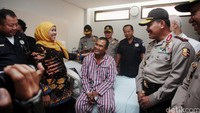 Mensos Khofifah Indarparawangsa dan Kapolri Jenderal Badrodin Haiti menjenguk Aiptu Suhadi.