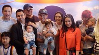Raffi Ahmad, Nagita Slavina, Alvin Adam, Ari Wibowo, dan Sharena Delon pun ikut meramaikan pesta ulang tahun Gempi yang pertama. (Instagram/gisel_la)