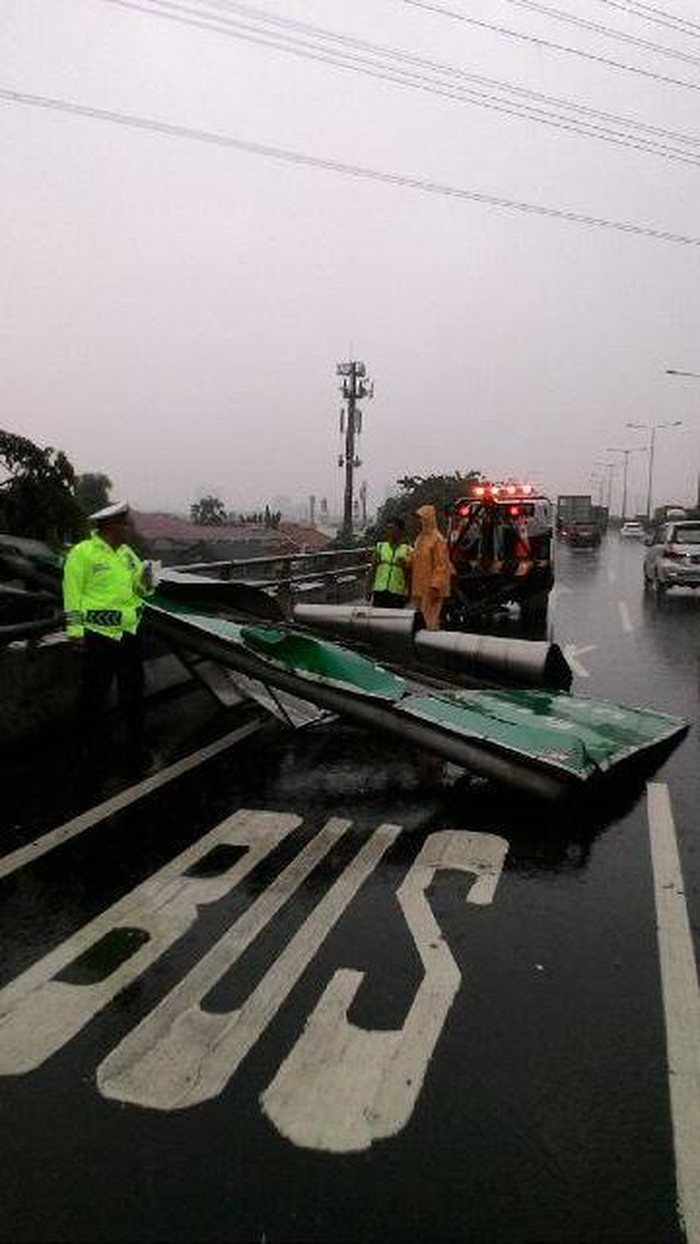 Papan Petunjuk Jalan di Tol Cawang Ambruk, Macet Hingga 3 Km