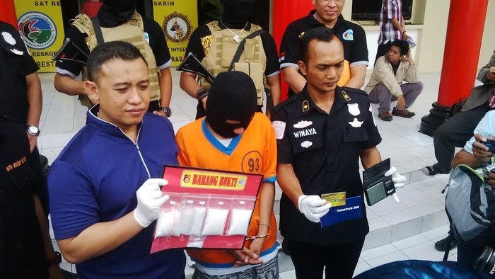 Antarkan Barang Pesanan Ayah, Januar Justru Diamankan Polisi