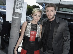 Liam Hemsworth Bantah Kabar Tunangan dengan Miley Cyrus