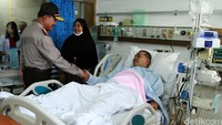 Kapolri Jenderal Badrodin Haiti menyalami korban bom Thamrin.