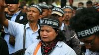 Peserta aksi mengabadikan jalannya demonstrasi. Dalam aksi ini mereka menuntut direksi Perum Peruri mundur lantaran tidak mendapat hak sepenuhnya sebagai pekerja di lembaga pencetak rupiah tersebut.