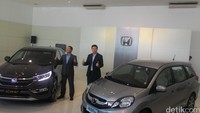 Sementara CR-V mendapatkan pembaruan berupa Power Sunroof, Power Tailgate, AC teknologi Nonoe, dan sistem hiburannya.