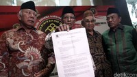 Meraka menunjukan surat putusan penyelesaian sengketa PPP yang akan diserahkan ke Kemenkum HAM kepada awak media.