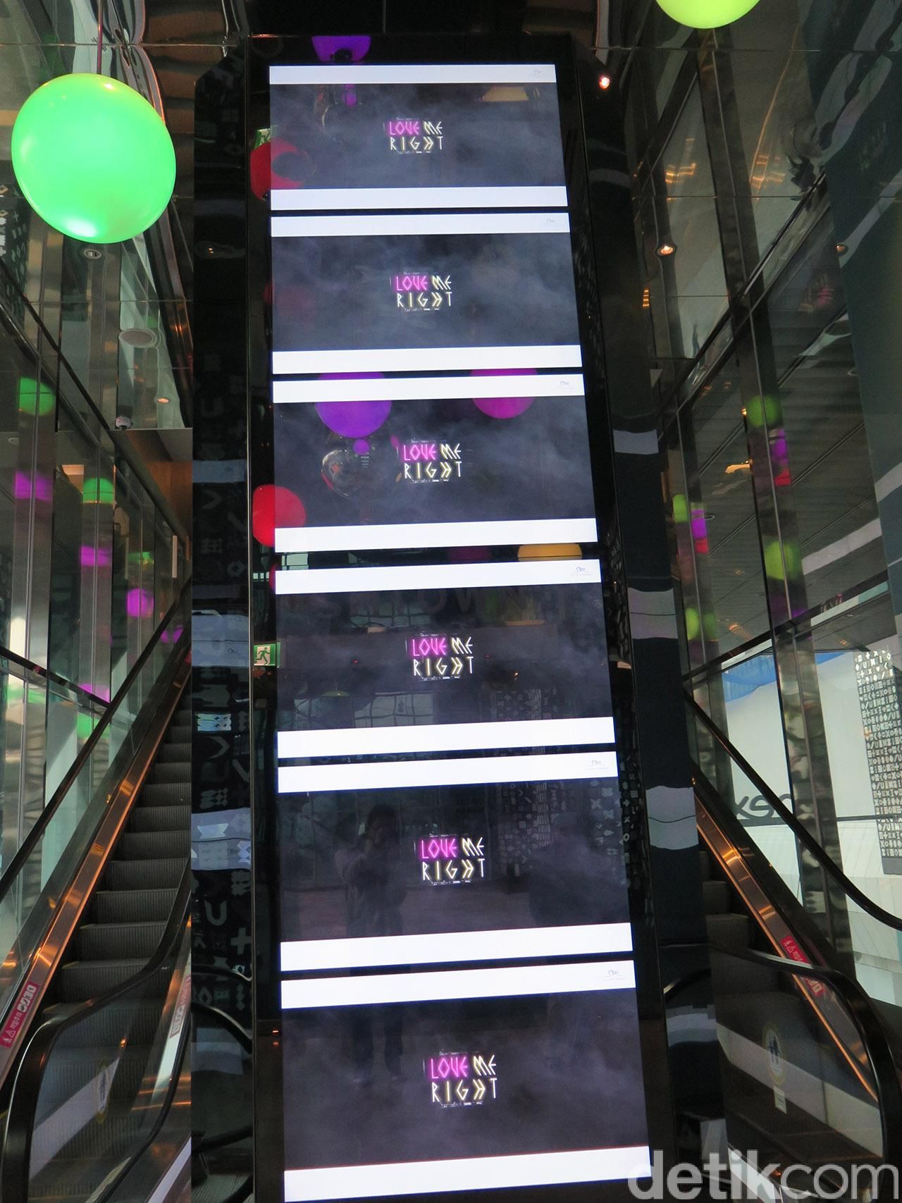 Tak Berhenti Senyum Di Dalam SMTOWN COEX Artium Seoul