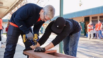 Di luar jam kantor, Cook lebih senang berada di tempat-tempat yang tenang dan melindungi privasinya.  (Foto: Akun Twitter Tim Cook)