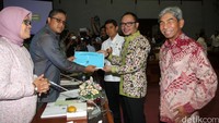 Menteri Ketenagakerjaan Muhammad Hanif Dhakiri menyerahkan makalah yang akan dibahas pada rapat dengan Panja kepada Ketua Komisi IX DPR RI Dede Yusuf.