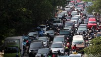 Akibat macet parah tersebut dari Depok ke Pasar Minggu ditempuh 1 jam lebih. Pool/Lamhot Aritonang/detikFoto.