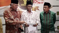Mereka datang untuk menyerahkan putusan penyelesaian sengketa PPP dengan menggelar muktamar islah.