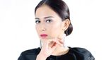 Lady in Black! Nina Zatulini Tampil Beda