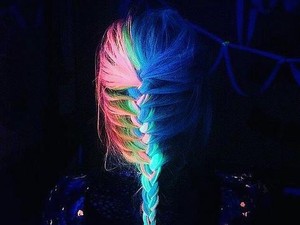 Glow In The Dark Rainbow, Warna Rambut Pelangi yang Terang Dalam Gelap