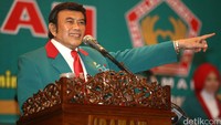Rhoma melakukan orasi politik di hadapan kader Partai Idaman.