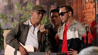 Iwan Fals sendiri mengaku seperti menemukan jiwa mudanya saat bisa berkolaborasi bareng NOAH, Nidji, Geisha dan dMasiv. Pool/Ismail/detikFoto.