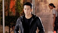 Kekasih Sophia Latjuba itu terlihat serius saat berakting di depan kamera. Pool/Ismail/detikFoto.