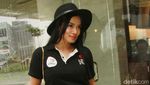 Titi Kamal Bergaya dengan Topi Fedora