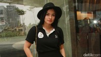 Pose ibu dari Arjuna Zayan Sugiono saat didepan kamera. Pool/Gus Mun/detikFoto.