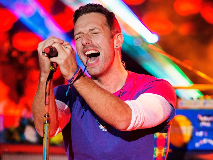 Chris Martin OFFENBACH, GERMANY - DECEMBER 08: Artist Chris Martin of Coldplay performs onstage during the Telekom Street Gigs at Capitol on December 8, 2015 in Offenbach, Germany. (Photo by Andreas Rentz/Getty Images)