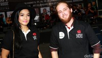 Titi bersama Mustafa Debu saat ditemui di acara jumpa pers A Maulid The Gift of The Rose di kawasan Fatmawati, Jakarta Selatan, Selasa (19/1/2016). Pool/Gus Mun/detikFoto.