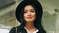 Aktris kelahiran  7 Desember 1981 itu tampil dengan celana panjang dan topi fedora berwarna hitam. Pool/Gus Mun/detikFoto.