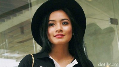 Titi Kamal Bergaya dengan Topi Fedora