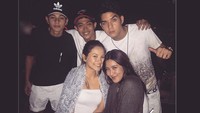 Al Ghazali bersama teman-temannnya dan juga Alyssa Daguise (baju putih), yang dikabarkan dekat dengannya. (Instagram/alghazali7)