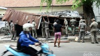 Penertiban bangunan liar itu tak mengganggu arus lalu lintas di Jalan Manggarai Utara.