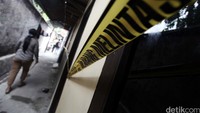 Polisi menggerebek rumah petak yang dijadikan tempat untuk pesta narkoba itu pada Senin (18/1/2016) kemarin. Saat menggerebek, polisi diserang oleh sekitar 10 orang yang membawa senjata tajam berupa parang. Bripka Taufik dan informan polisi, Japri tewas dalam penggerebekan tersebut.