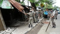 Sejumlah petugas Satpol PP melakukan penertiban bangunan liar yang berada di trotoar Jalan Manggarai Utara, Rabu (20/1/2016).