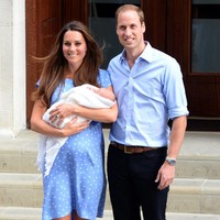 Tugasnya sebagai ibu membuatnya Kate beberapa kali melanggar protokol kerajaan. Misalnya saat ia meminta William menyetir sendiri ketika membawa pulang George dan Charlotte bayi dari rumah sakit. Kate juga memilih untuk menghabiskan malam Natal di rumah orangtuanya sendiri dari pada Ratu Elizabeth. The Duchess pun pernah mengadakan baby shower. (Foto: getty Images)