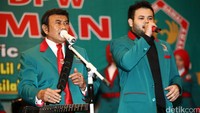 Rhoma menyanyikan lagu hits Taman Bunga dan Stop bersama anaknya Ridho Rhoma.