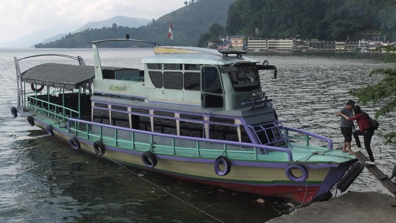Tim SAR Cari 1 Korban Kecelakaan Kapal Kayu di Danau Toba Tim SAR Cari 1 Korban Kecelakaan Kapal Kayu di Danau Toba