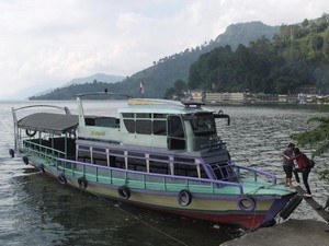 Tim SAR Cari 1 Korban Kecelakaan Kapal Kayu di Danau Toba