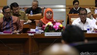 Menteri Sosial Khofifah Indar Parawansa menghadiri rapat kerja dengan komisi VIII di Komplek Parlemen Senayan, Jakarta, Rabu (20/1/2016).