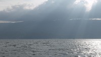 Ada baiknya, wisatawan datang ke Danau Toba saat musim kemarau. Ketika musim hujan, biasanya pukul 15.00 WIB, awan-awan tebal sudah menutupi langit di atas Danau Toba. Serta, masuk ke pukul 18.00 WIB sering turun hujan (Afif/detikTravel)