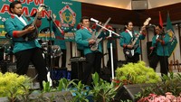 Usai berorasi politik, Rhoma menghibur kadernya dengan berdendang lagu dangdut bersama grup musik Soneta.