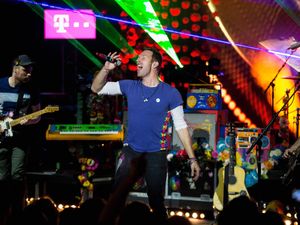 Netizen Mau Utang ke Pinjol buat Beli Tiket Coldplay, OJK: Jangan!