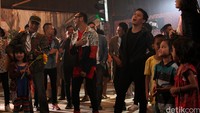 Sang sutradara Upi Guava pun meminta Iwan dan empat grup band itu seperti mengumbar kemesraan seperti layaknya keluarga besar. Pool/Ismail/detikFoto.